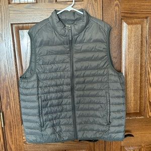 Men’s Amazon Essentials Puffer Vest